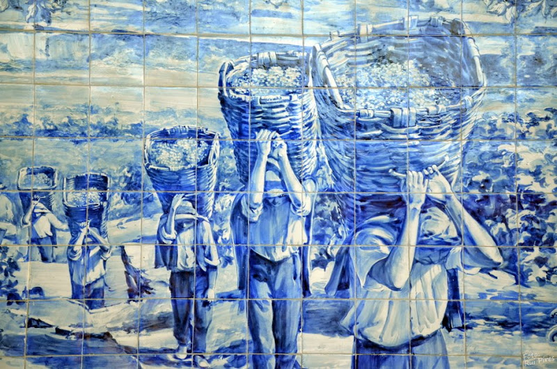 vindimas-no-douro-painel-azulejos-na-estac3a7c3a3o-do-pocinho