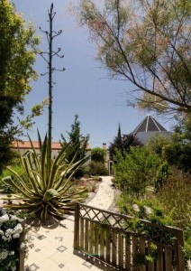 01 SALGADINHO - Entrance view with the 3 accommodations and the front garden