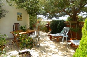 04b MOINHO - Front garden terrace with breakfast table and sunbeds