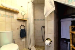05g2 MOINHO - Bathroom shower and toilet
