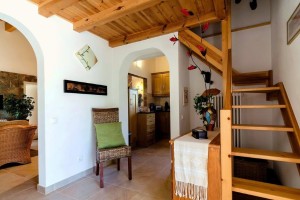 07 CASA PAVÃO - Entrance hall with access to sleeping loft, kitchen and living room