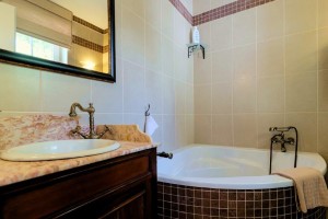 10aa CASA PAVÃO - Bathroom with corner bathtub