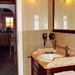 10c CASA PAVÃO - Bathroom with view towards the kitchen