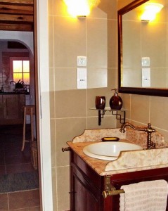 10c CASA PAVÃO - Bathroom with view towards the kitchen