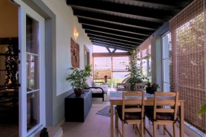 13b CASA PAVÃO - Conservatory attached to the living room with additional dining table and sofa corner