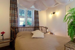 16a CASA PAVÃO - Main bedroom with kingsize double-bed, window with sea view towards the conservatory