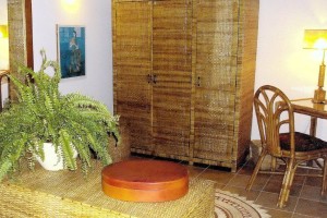 16c CASA PAVÃO - Spacious main bedroom with rattan furniture