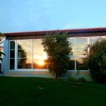 24 CASA PAVÃO - Sunset reflex in the sliding door and windows of the conservatory