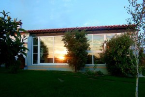24 CASA PAVÃO - Sunset reflex in the sliding door and windows of the conservatory