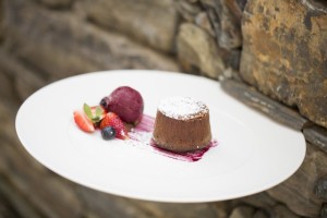 Chocolate_fondant_red_fruits_sauce_ice_cream_[6629-A4]